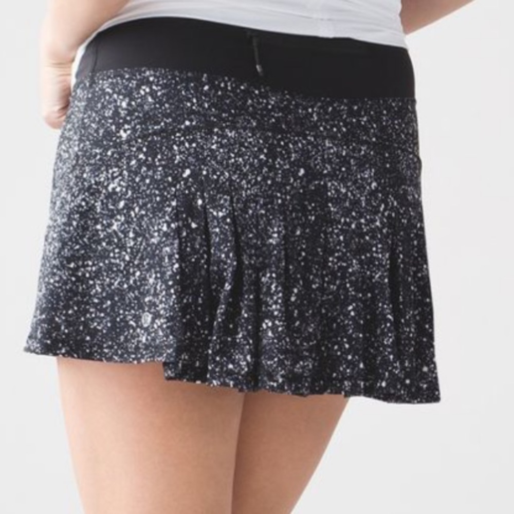 Lululemon Circuit Breaker Skirt in Splatter White Black / Black | Size 10
